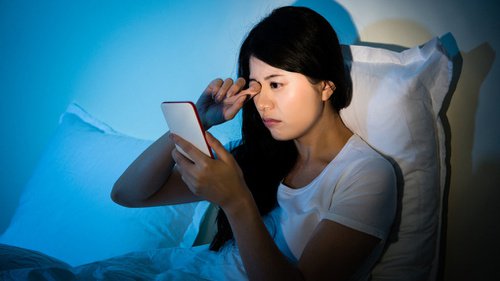 Cek HP Sesaat Setelah Bangun Tidur Bisa Menyebabkan Stress